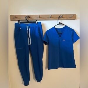 Figs scrubs
Caterina scrub top size XXS
Zamora joggers size XS PETITE